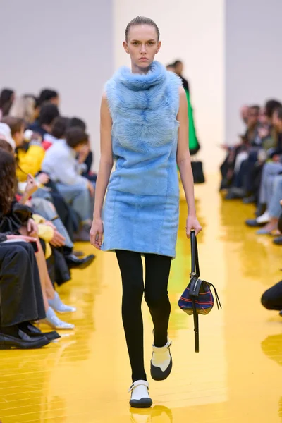 Look 60